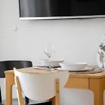 דירה Elegant Very Berry With Parking And Balcony By Renters