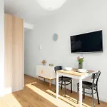 Elegant Very Berry With Parking And Balcony By Renters דירה *