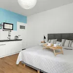 Elegant Very Berry With Parking And Balcony By Renters דירה