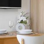 Elegant Very Berry With Parking And Balcony By Renters *