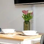 Elegant Very Berry With Parking And Balcony By Renters פוזנן