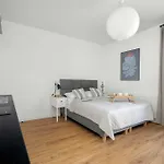 Elegant Very Berry With Parking And Balcony By Renters דירה *