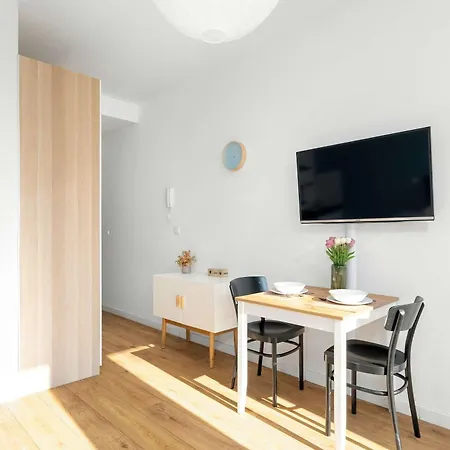 Elegant Very Berry With Parking And Balcony By Renters Appartamento *