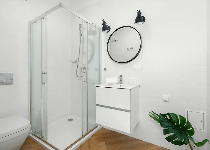 Elegant Very Berry With Parking And Balcony By Renters Apartment *