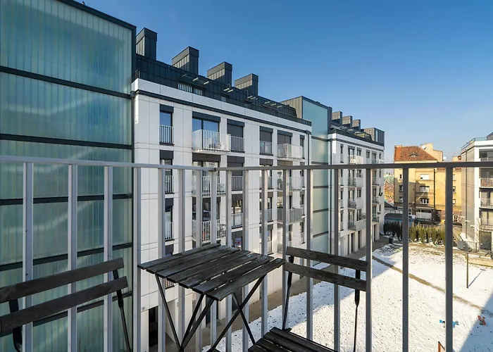 Elegant Very Berry With Parking And Balcony By Renters Apartment