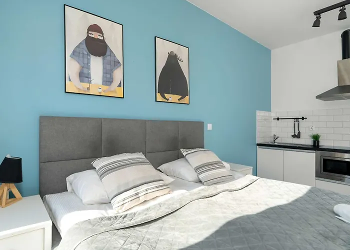 Elegant Very Berry With Parking And Balcony By Renters Poznan